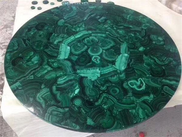 緑色の半貴石のスラブ