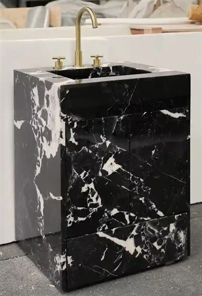 黒い大理石のシンクの虚栄心